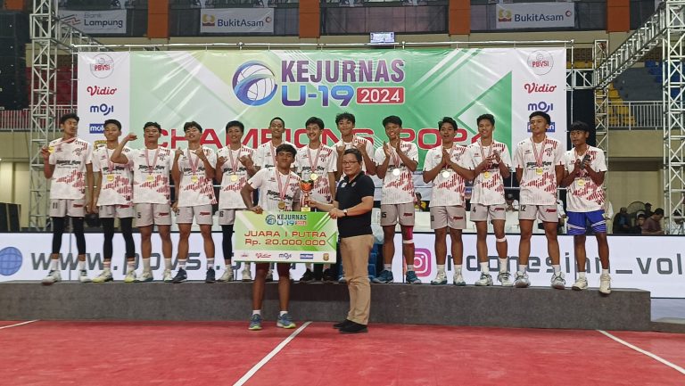 BHARATA Muda Jakarta berhak atas hadiah uang pembinaan Rp 20 juata atas keberhasilannya menjuarai Kejurnas Voli U-19/2024. (Foto: PBVSI/G-SPORTS.ID)