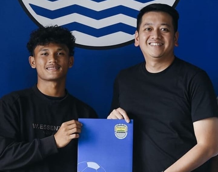 ZULKILFI Lukmansyah bersama Director of Sporting PT. PERSIB Bandung Bermartabat, Adhitia Herawan usai proses penanda tanganan kontrak, Jumat (27/12/2024). (Foto: Jatira BS/G-SPORTS,ID)