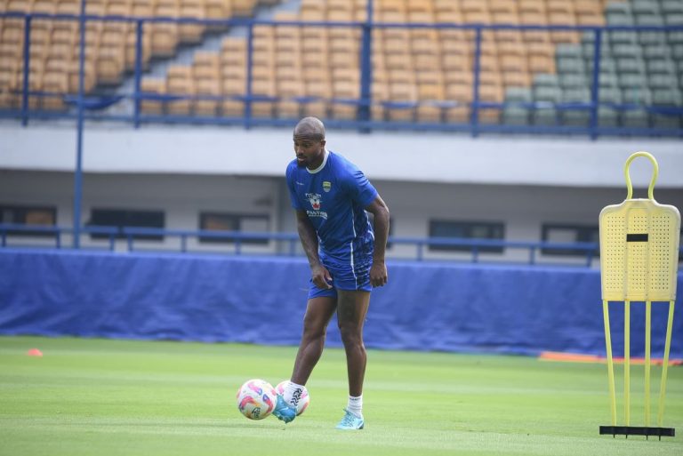 GERVANE Kastaneer dalam sebuah latihan diawal dia bergabung bersama Persib. Kasteneer siap memberi bukti di debut ketiga saat melawan PSM. (Foto:Arief K/G-Sportd.id).