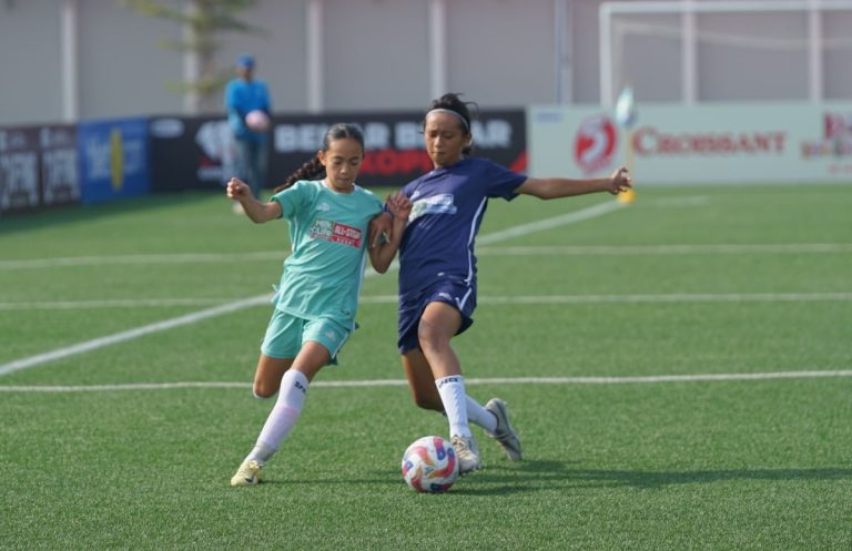 PEMAIN Kudus All Stars (hijau) dan pemain All Stars Bandung (biru) saat berhdapan di laga ketiga KUDUS, G-SPORTS.ID - MilkLife Soccer Challenge All-Stars yang berlangsung di Supersoccer Arena, Rendeng, Kudus, Jawa Tengah, Sabtu (25/1/2025). (Foto: Istimewa)