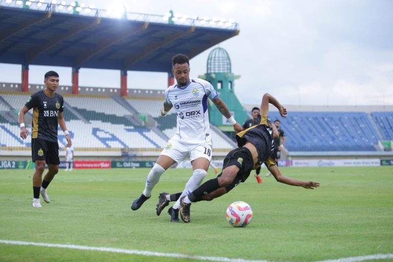 PEMAIN anyar PSKC Cimahi, Joao Rodriguez tengah berduel dengan pemain Bhayangjara FC. Sayang, timnya kalah 0-1 pada pertandingan Grup Y Babak 8 Besar Liga 2, Senin (27/1/2025). (Foto:: Arief K/G-Sports.id)