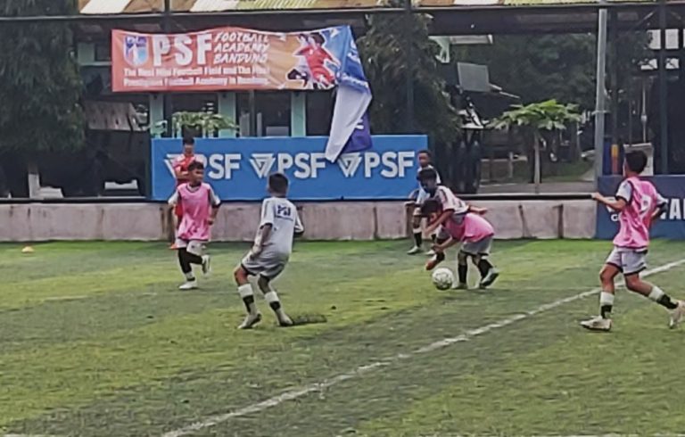 ANAK - anak binaan PSF Football Bandung Academy tengah berlatih nyaman di Tarantula Soccer Field. (Foto: Arief K/G-SPORTS.ID)