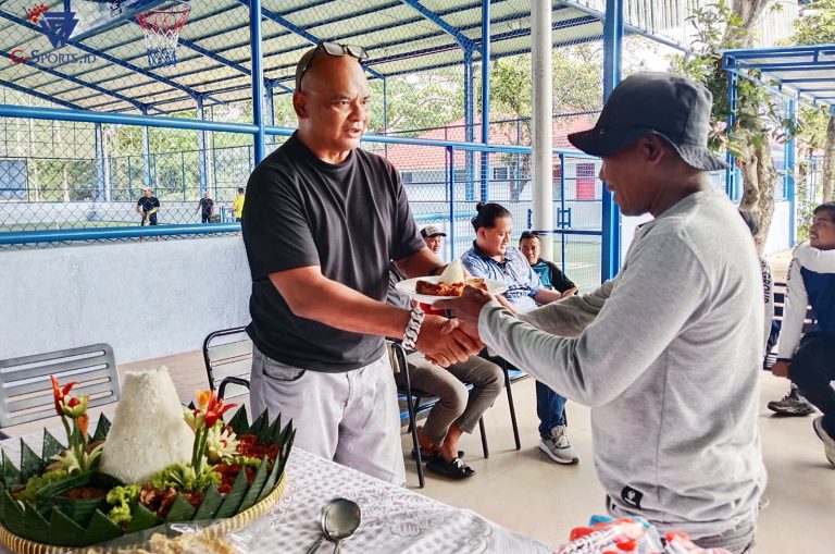 Perwakilan PSF Group, Iwan Edhiprakoso, memberikan potongna tumpeng kepada Nurdin yang merupakan kontraktor renovasi lapangan Tenis Indoor 4 menjadi semi indoor, dalam acara syukuran, Senin (20/1/2025). (Foto: Persada Sports Facilities/Grafis: Menk Karmawan/G-Sports.id)