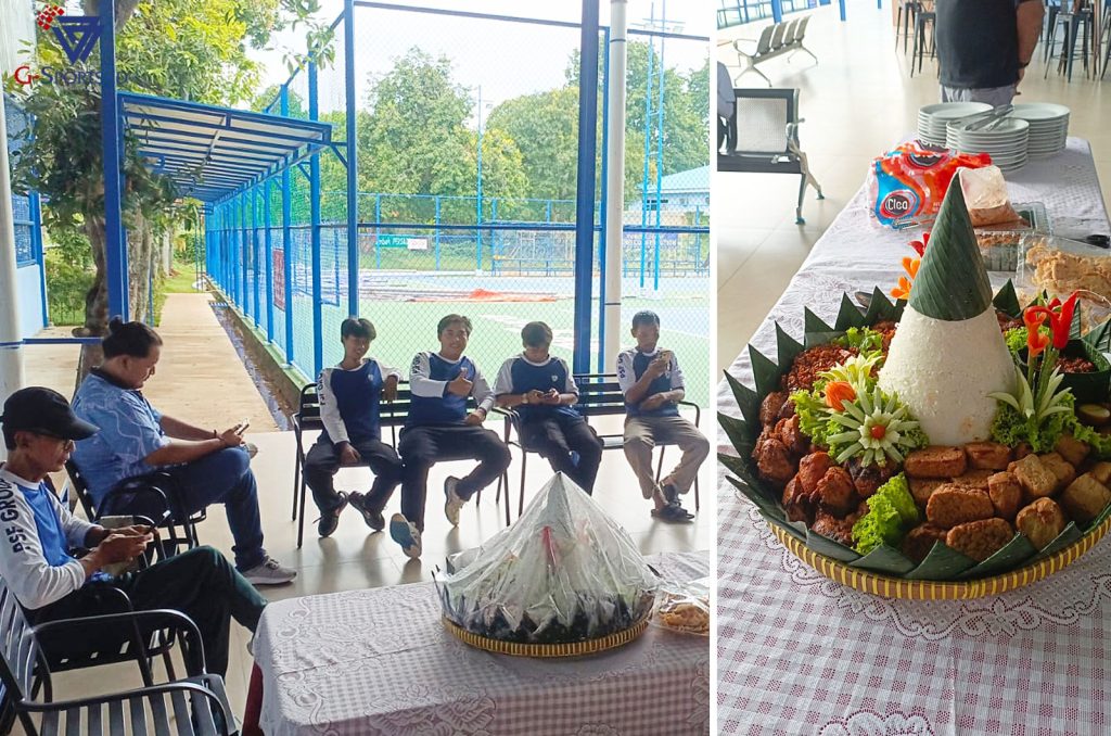 Karyawan dari Persada Sports Facilities dalam acara syukuran dalam rangka akan direnovasinya lapangan Tenis Indoor 4, Senin (20/1/2025). (Foto: Persada Sports Facilities/Grafis: Menk Karmawan/G-Sports.id).