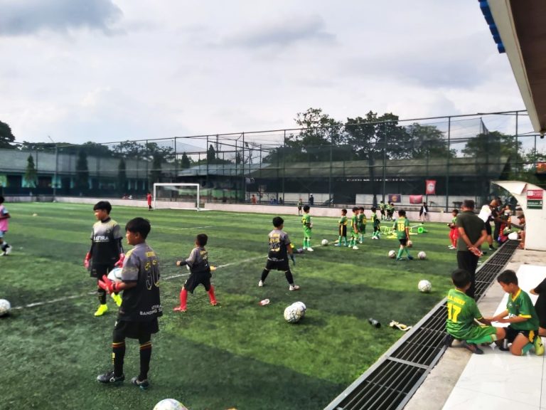 KESIBUKAN di suatu sore di Taranula Soccer Field, Kota Bandung. Dalam foto, Jatira Bandung Soccer salah satu SSB terbesar di Kota Bandung menjadikan lapangan tersebut untuk mengasah para siswanya. (Foto: Arief K/G-SPORTS.ID)