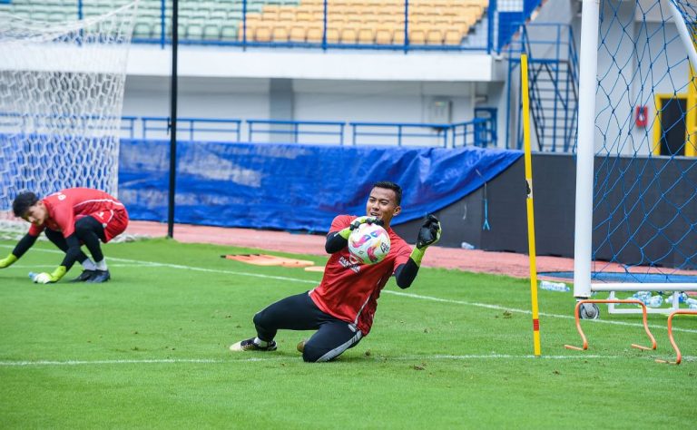 ,KIPER Persib, Teja Paku Alam, tengah didril dalam sesi latihan di Stadion GBLA, Selasa (14/1/2025). Rekannya, Kevin Mendoza tengah memperhatikan disampingnya. (Foto: Arief K/G-SPORT.SID)