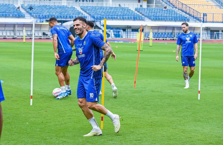 Tyronne del Pino dalam sesi latihan di Stadion GBLA Selasa (14/1/2025). Persib bersiap melawan Dewa United FC, Jumat (17/12025). (Foto: Arief K/G-SPORTS.ID)