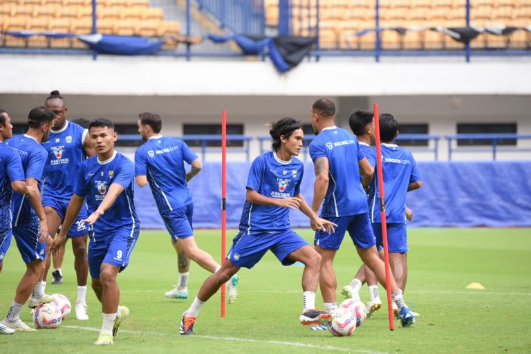 PERSIB me;lakukan latihan perdana di Stadion GBLA, Jumat (3/1/2025). Tampak Zalnando ikut berlatih setelah dipinjamkan ke PSIS. (Foto: Arief K/G-SPORTS.ID)