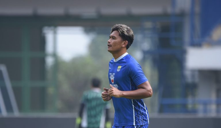 PEMAIN lokal anyar rekrutan Persib Agung Setiabudi sudah ikut latihan resmi, Kamis (16/1/2025 di Stadion GBLA, Kamis (16/1/2025). (Foto: Arief K/G-SPORTS.ID)