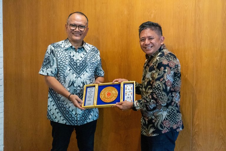 KETUA Umum KONI Jawa Barat M Budiana (kiri) dan i Atase Pendidikan dan Kebudayaan KBRI di Beijing, A Yudil Chatim. (Foto; Ist)