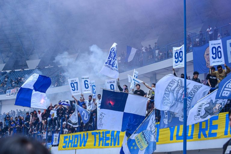 RIUH: Nyanyian, spanduk dan fler warnai Stadion GBLA menyusul dukungan moral dari para Bobotoh terhadap PeRsib jelang lawan Persija, Suasana ini terekam Kamis (13/2/2025). (Foto: Arief K/G-SPORTS.ID)