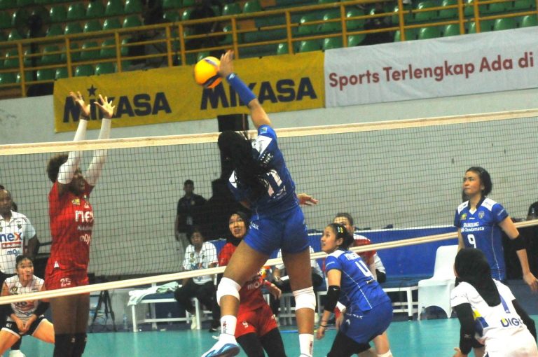 SALAH satu pemain Bandung bjb Tandamata (biru) tengah melancarkan smash. Sementara pemain Yigya Falcons berusaha mengadangnya. Bandung bjb akhirnya menang, 3-1 di hari terakhir Seri Bandung, Minggu malam di GOR Jalak Harupat (9/2/2025). (Foto: Arief K/G-SPORTS.ID)