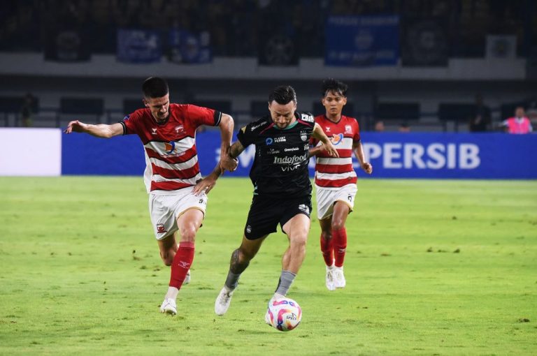 PEMAIN Persibm Marc Klok ditempel ketat pemain Madura United pekan ke024. Persib aggal kalahkan lawannya itu pada lanjutan Putaran II Liga 1 2024/2025, di stadion GBLA, Sabtu (22/2/202425). (Foto: Arief K/G-SPORTS.ID)