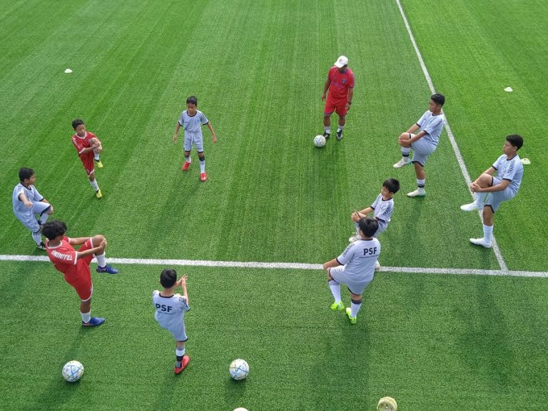 Para anak didik PSF Football Academy Dormitory ketika memulai latihan di Persada Sports Facilities, pekan lalu. (Rakha Alkarimi/G-Sports.id).