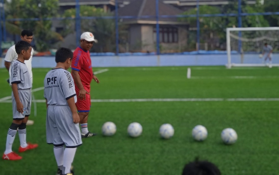 Salah satu sesi latihan melepaskan tendangan ke arah gawang yang dipimpin oleh coach Aris bagi murid-murid PSF Football Academy Dormitory di Persada Sports Facilities. (Rakha Alkarimi/G-Sports.id).