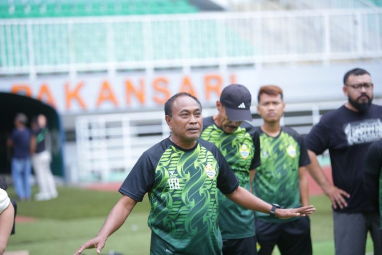 PELATIH PSKC Cimahi, Kashartadi tengah menyemangati anak asuhannya dalam training official guna meraih hasil maksimal melawan tuan rumah Bhayangkara Presisi di Lapangan PTIK, Jakarta Senin (17/2/2025). (Foto: Media PSKC)