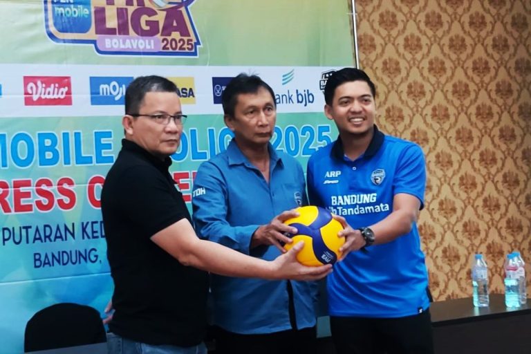 Wakil Ketua Proliga, Reginald Nelwan (kanan), Ketua Pelaksana Putaran II, Tachyan Iskandar (tengah) dan Adik Rega Pahala, Manajer Bandung Bjb Tandamata (Kiri), siap memastikan Putaran II Edisi Bandung berjalan seru. (Foto: Arief K/G-SPORTS.ID)