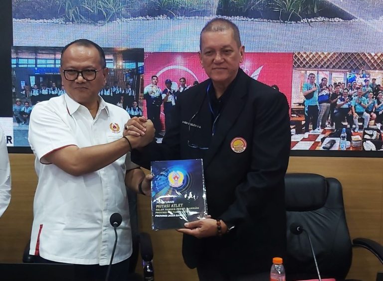 KETUA Umum KONI Jawa Barat, Prof Dr Budiana (baju putih) menyerahkan buku panduan POR{ROV kepada Ketua umum POBSI Jabar ir Rudi Kadarisman paa Rakerprov POBSI Jabar, Selasa (18/2/2025) (Foto: Arief K/G-SPORTS.ID)