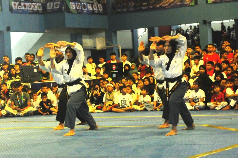 PARA atlet nasional Jawa Barat memeragakan demonstrasi dihAdapan paRa peserta Kejuaraan Taekwondo Antar UNITE ITN OPEN VIII/2025 di Gymnasium UPI Bandung, Sabtu (22/2/2025). (Foto: Arief K/G-SPORTS.ID)