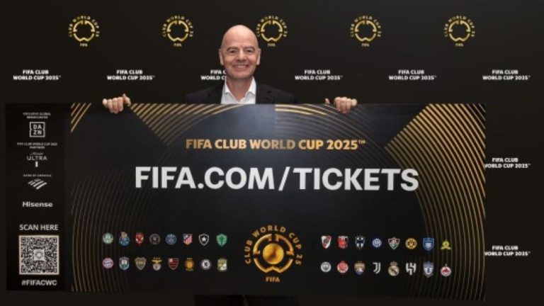 PRESIDENT FIFA , Gianni Infantino dengan label tiket Piala Dunia Antar Klub FIFA 2025 yang sudah mulai dijual sejak sekarang. (Foto:FIFA Communication Division)