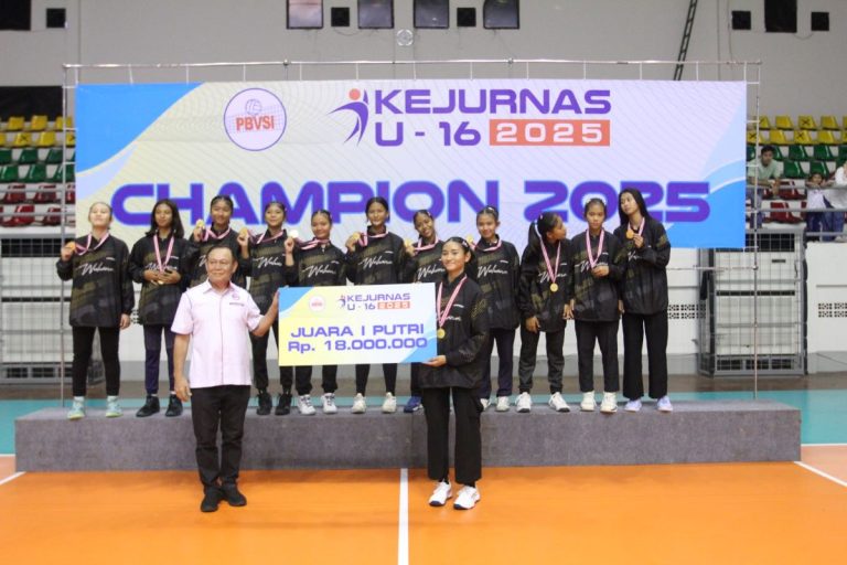 PUTRI Kota Impian Wahana, Ciamis =, Jawa Barat mendapatkan hadiah uang pembinaan atas keberhasilannya juara Kejurnas Voli U-16, Selasa (4/2/2025). (Foto: Istimewa).