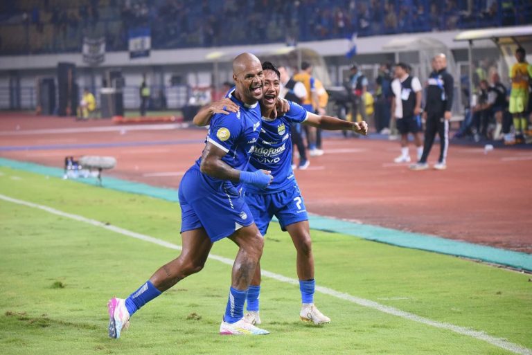 DAVID da Silva dan Beckham Putra Nugraha, berselebrasi setelah keduanya memberi kemenangan bagi Persib atas Persik Kediri, 4-1. Sabtu (5/3/2025). (Foto: Arief K/ G-SPORTS.ID)