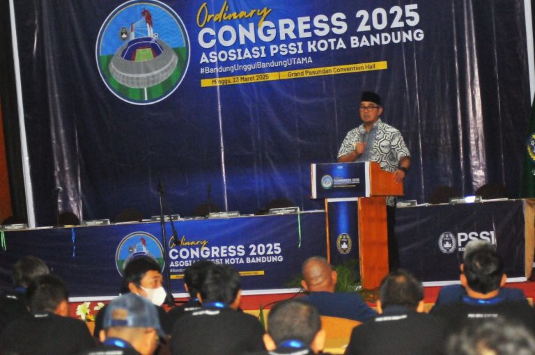 WALIKOTA Bandung, Muhammad Farhan saat memberikan sambuat dan menyampaikan beberapa pesan penting kepada peserrta Kongres Tahunan PSSI Kota Bandung di Grand Pasundan Convention Hall. Minggiu (23/3/2025). (Foto: Airef K/G-SPORTS.ID)