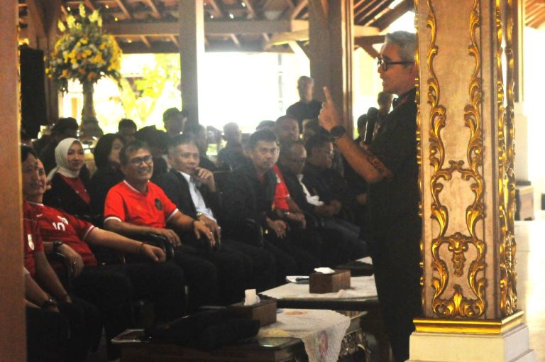 WALIKOTA Bandung, Muhammad Farhan dalam audensi dengan Insan Olahraga Kota Bandung, Kamis (20/3/2025). (Foto: Arief K/G-SPORTS.ID)