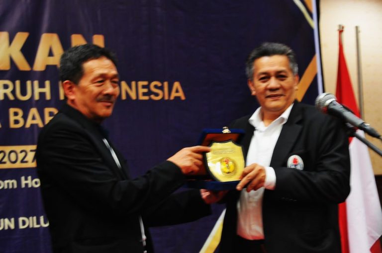 KETUA Umum Pengprov PGSI Jawa Barat, H. Yoko Anggasurya (kiri) bersama Sekjen PB PGSI, Gusti Randa dalam pelantikan ketua umum Pengprov PGIS Jawa Barat tahun 2024 silam. (Foto: Arief K/G-SPORTS.ID)