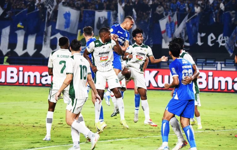 AKSI Gustavo Franca saat mendanduk bola dan menjadi gol pembuka kemenanhan Persib atas PSS Sleman, 3-0, Sabtu (26/4/2025). (Foto: Arief K/G-SPORTS.ID)