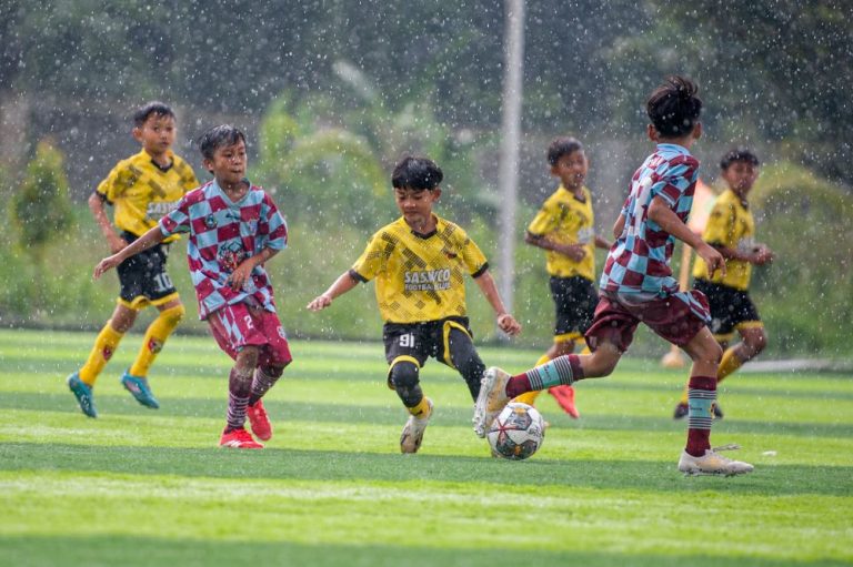 MESKI hujan deras mengguyur, tidak menyurutkan semangat anak-anak dalam memperebutkan Piala Ketua Umum KONI Pusat di Kota Bandung, Minggu (15/4/2025). (Foto: Arief K/G-SPORTS.ID)