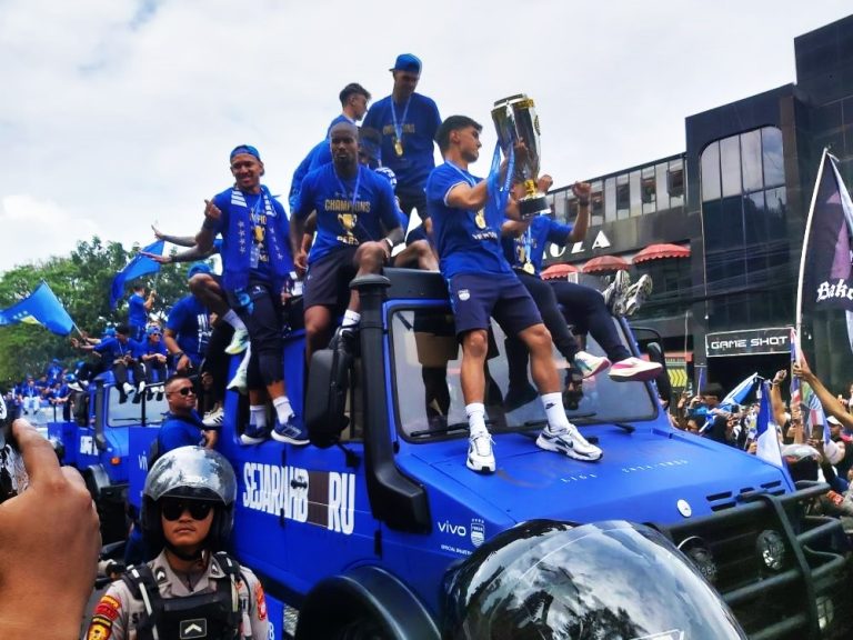 PARA pemain yang menaiki kendaran truk mengusung tropi saat menuju Gdung Sate, Minggu (25/5/2025). (Foto:Arief K/G-SPORTS.ID)