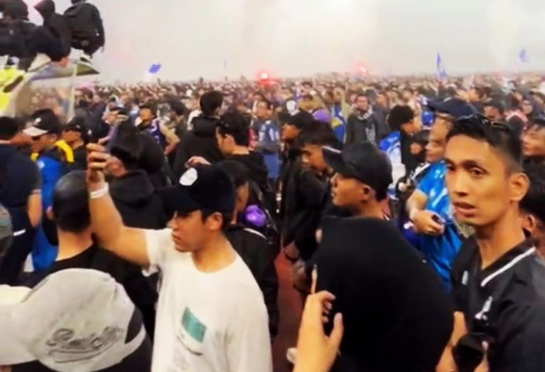 BEGINILAH suAsana DI Stadion GBLA saat prosesi penyerahan tropi dan medali kepada Persib, Sabtu mala (24./5/2025). yang menyebabkan kerusakan parah. (Foto: Arief K/G-SPORTS,ID)