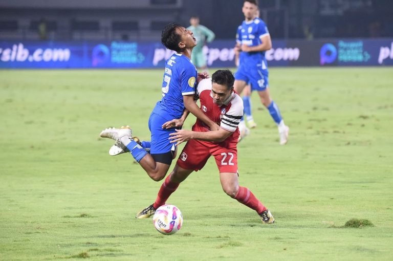 PEMAIN Persib, Bechkam Putra Nugraha menjering kesakiay ketika dihadang pemain Barito Putra di pekan ke-32 Liga 1 2024/2205 di Stadion GBLA, Jumat malam (9/5//2025)