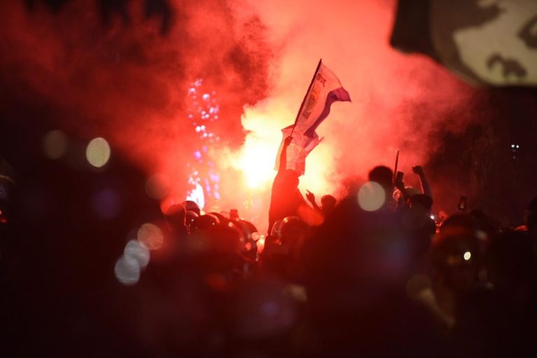 RATUSAN bobotoh menyalakan flare menyambut Back to Back Persib Juara Liga 1 2024/2025. (Foto: Arief K/G-SPORTS.ID)