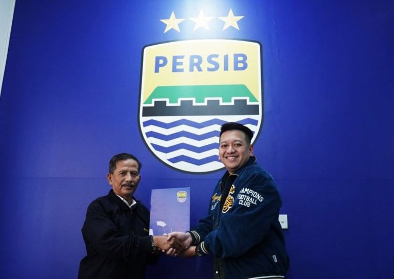 DJADJANG NURDJAMAN (kiri) dan Deputy CEO PT Persib Bandung Bermartabat, Adhitia Putra Herawan (kiri) usai penanda tanganan. (Foto: persib.co.id)
