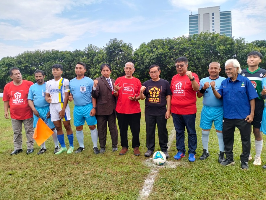 Gubernur DKI Jakarta, Pramono Anung (kelima dari kanan) dan Chairman PSF Group Gede Widiade (keempat dari kanan), dalam acara seremonial pembukaan Liga Jakarta U-17 Piala Gubernur 2025, Minggu (4/5/2025) pagi WIB. (Foto: Dok G-Sports.id).
