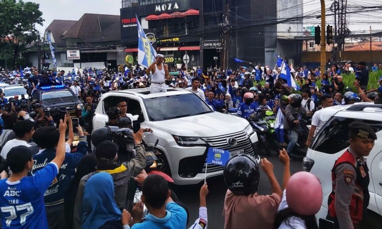 GUBERNUR Jawa Barat, Dedi Mulyadi atau KDM melintasi ribuan warga dalam Konvoi Persib Juara, Minggu (25/5/2025). (Foto: Arief NK/G-SPORTS.ID)