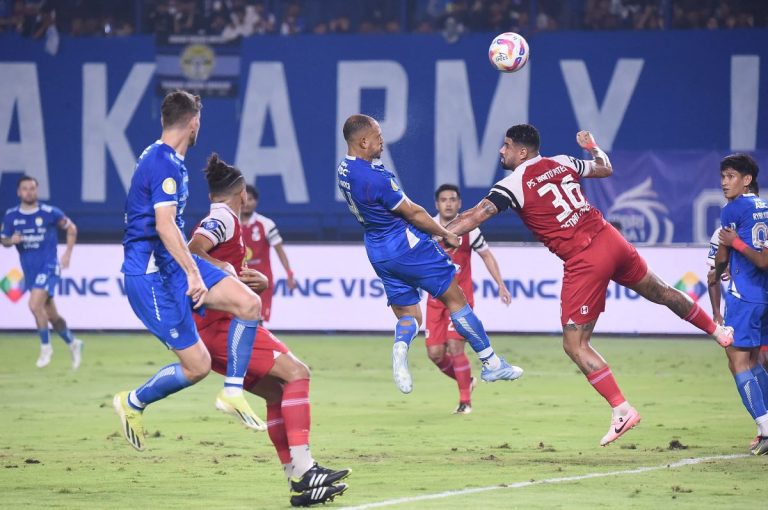 LAGA Persib versus Barito Putra berlangsung dalam tempo tinggi. (Foto: Arief K/G-SPORTS.ID)