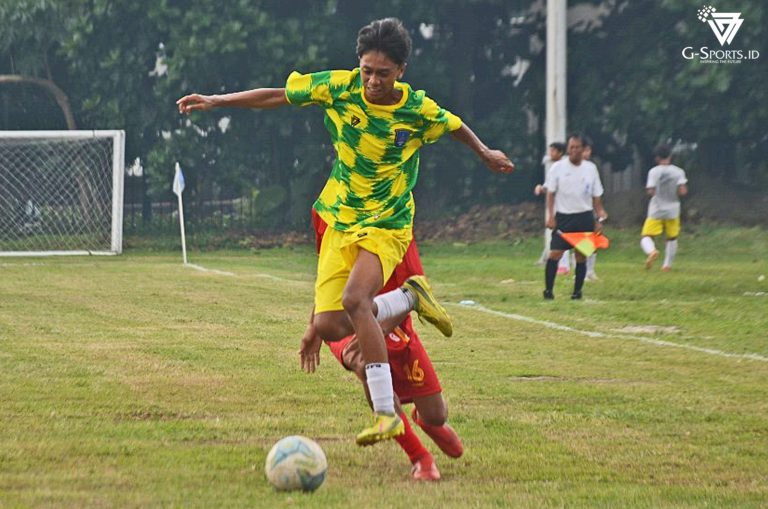 Pemain PSF Academy ketika membawa bola di laga lawan Putera Betawi SS dalam ajang Liga Jakarta U-17 Piala Gubernur 2025, Rabu (28/5/2025). (Foto: Irfan Sudrajat/Grafis: Menk Karmawan/G-Sports.id).