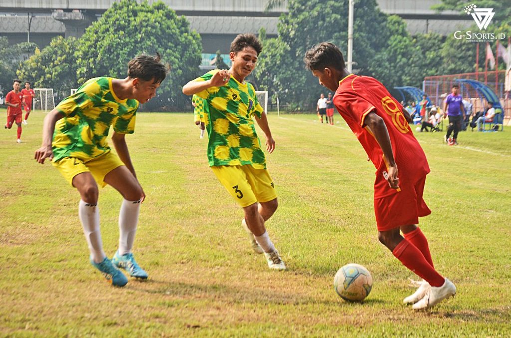Dua pemain PSF Academy mencoba mengadang pergerakan pemain Putera Betawi SS dalam laga Liga Jakarta U-17 Piala Gubernur 2025, Rabu (28/5/2025). (Foto: Irfan Sudrajat/Grafis: Menk Karmawan/G-Sports.id).