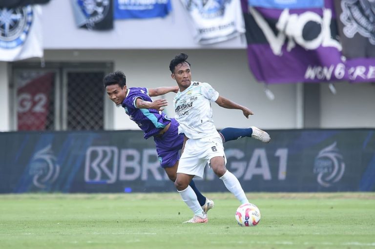 PEMAIN Persib, Robby Darwis (putih) dibayangi pemain Persita dalam pertandingan Pekan ke-33 Liga 1 2024/2025 yang berlangsung di Indomlik Arena, Tangerang, Jumat (16/5/2025). (Foto: Arief K/G-SPORTS.ID)