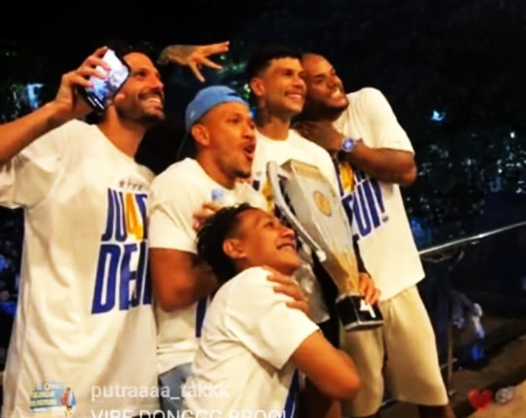 TYRONNE Del Pino, Gustavo Franca, Ciro Alves, David da Silva dan Beckham Putera tengah bergembira usai Persib menobatkan diri sebagai juara Liga 1/2024/2025. Bertepatan dengan itu Persib lolos verifikasi Lisensi Klub Profesional. (Foto: Arief K/G-SPORTS.ID)