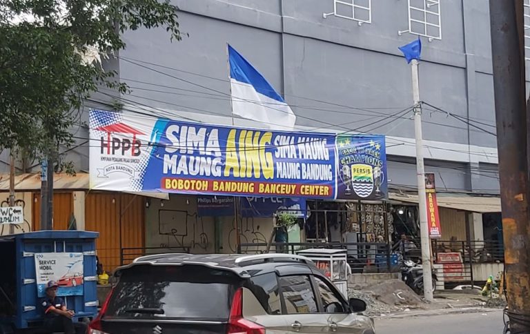 SPANDUK berukuran bedsar membentang di jalan Bancceuy, Kota Bandung jelang konvoi Persib, Minggu, 25 Mei 2025. (Foto: Arief K/G-SPORTS,ID)