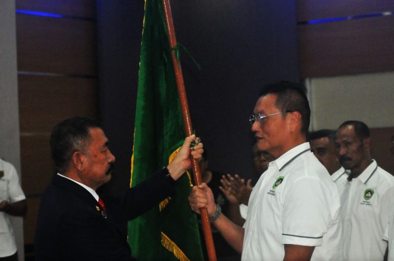 KETUA Umum Pengprov PERTINA Jawa Barat, Sugiharto Gandamiharja (kanan) menerima Pataka dari Ketua Umum PB PERTINA, Majyen (Pur), Komarudin Simanjuntak (kiri) selepas pengukuhan di Bandung, Jumat (9/5/2025). (Foto: Arief K/G-SPORTS.ID)