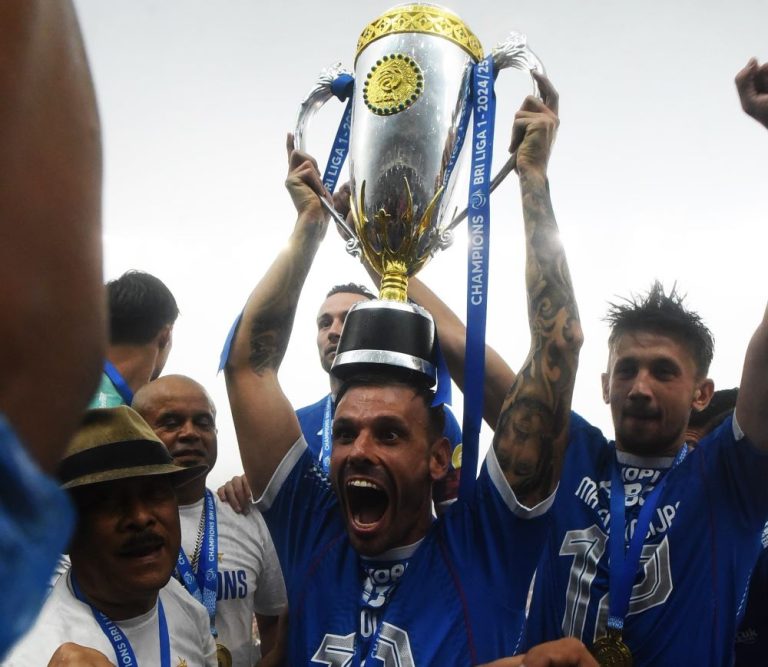 TYRONNE Del Pino, Umuch Muchtar dan pemain lainnya bergembira setelah menrima tropi Back to Back Champions. (Foto: Arief K/G-SPORTS.ID)