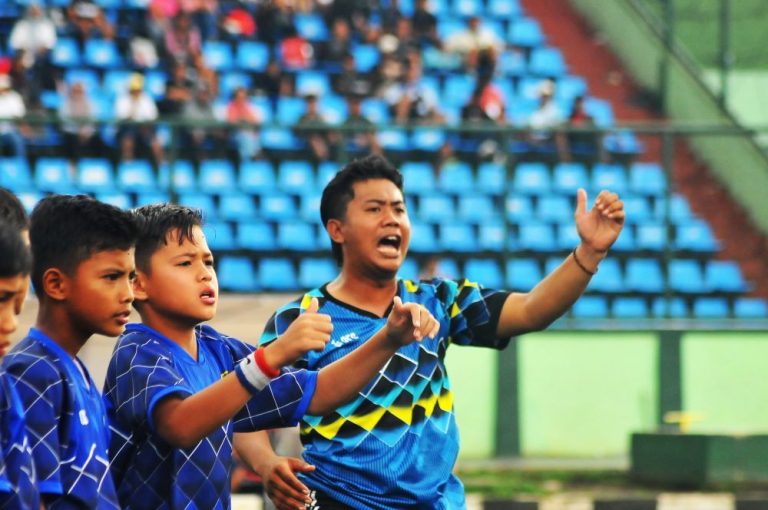 DINAR Bayu Aji Arfin Nugraha, bersama anak binannya di klub SASWCO Bandung. (Foto: Arief K/Maung Bandung/G-SPORTS.ID)