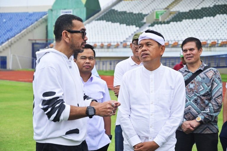 OC Piala Presiden 2025, Arya Sinulinga (kanan) dan Gubernur Jawa Barat, Dedi Mulyadi terlibat perbincangan terkait kesiapan si Jalak Harupat sambut Piala Presiden 2025. (Foto: pssi.org)