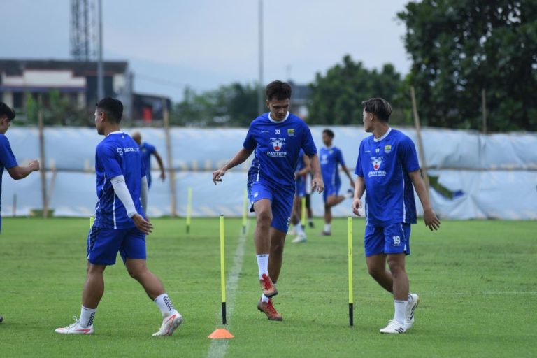 PERSIB Bandung gelar latihan perdana di Lapangan Samping GBLA, Senin (30/6/2025). Enam pemain asing yang baru pun ikut serta dalam latihan tersebut. (Foto: Arief K/Maung Bandung)