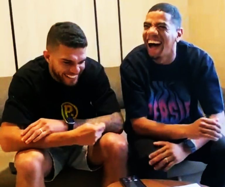 UIILIAN Barros (kanan) dan Berguinho (kiri) tengah disebuah acara talkshow di salah satu stasiun radio. Keduanya, merupakan pemain asing baru Persib . (Foto: istimewa)